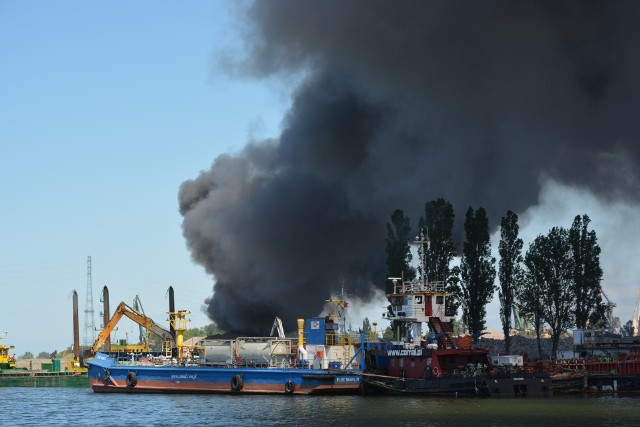 Pożar w Gdańsku przy ul. Kujawskiej 3.06.2020 r. Płonie złomowisko. Zdjęcia nadesłane przez naszych Czytelników