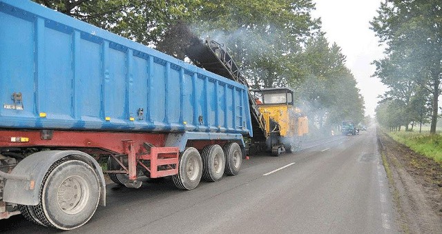 Wielkie maszyny frezują, czyli zrywają wierzchnią warstwę starego asfaltu, a geodeci nanoszą ostatnie poprawki. 