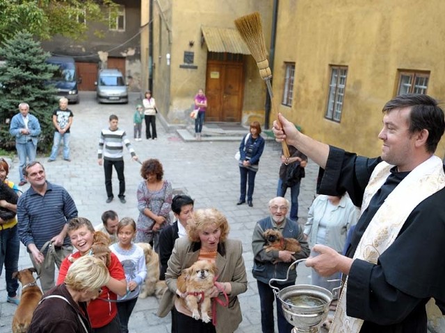 Do franciszkanów w Przemyślu miłośnicy zwierząt przyszli dzisiaj z kotami i psami.