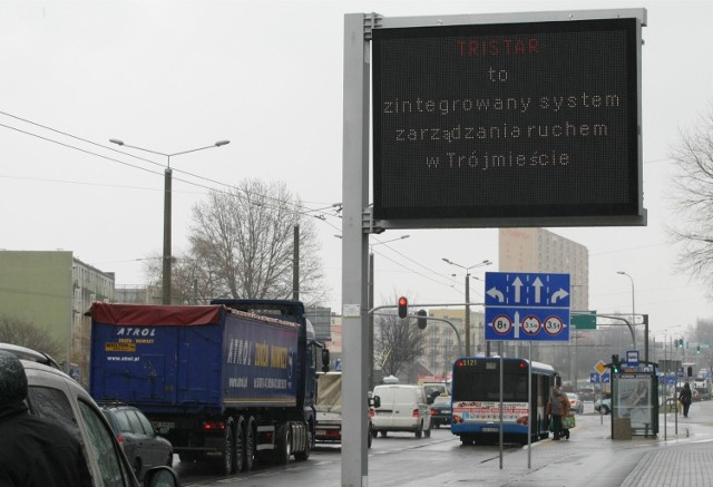 Tablicę prezentował we wtorek prezydent Gdyni Wojciech Szczurek, jego zastępca Marek Stępa oraz Jacek Oskarbski, kierownik działu inżynierii transportu w gdyńskim Zarządzie Dróg i Zieleni