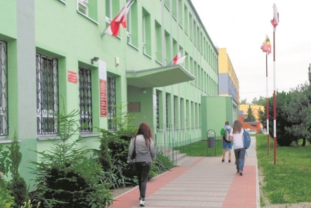 Nauczycielka w ZSP w Jelczu-Laskowicach, przy ul. Techników, złapała uczniów, którzy palili marihuanę. Udowodniono im to dzięki zapobiegliwości szkoły i rodzicom, którzy kupili narkotesty