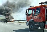 Pożar samochodu za mostem Rędzińskim. Spłonęło osobowe renault