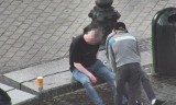 Kraków. Akcja straży miejskiej i policji. Bijatyka, alkohol i kradzież na Rynku Głównym