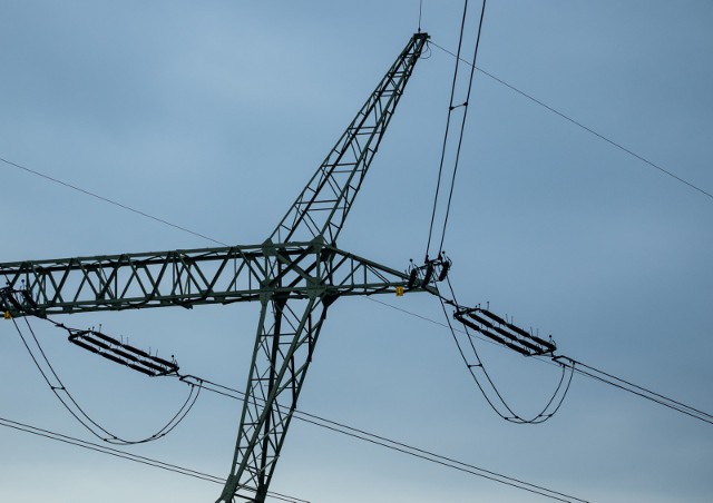 Enea i Energa zapowiedziały kolejne przerwy w dostawie prądu. Sprawdźcie, kto musi się przygotować na brak elektryczności.