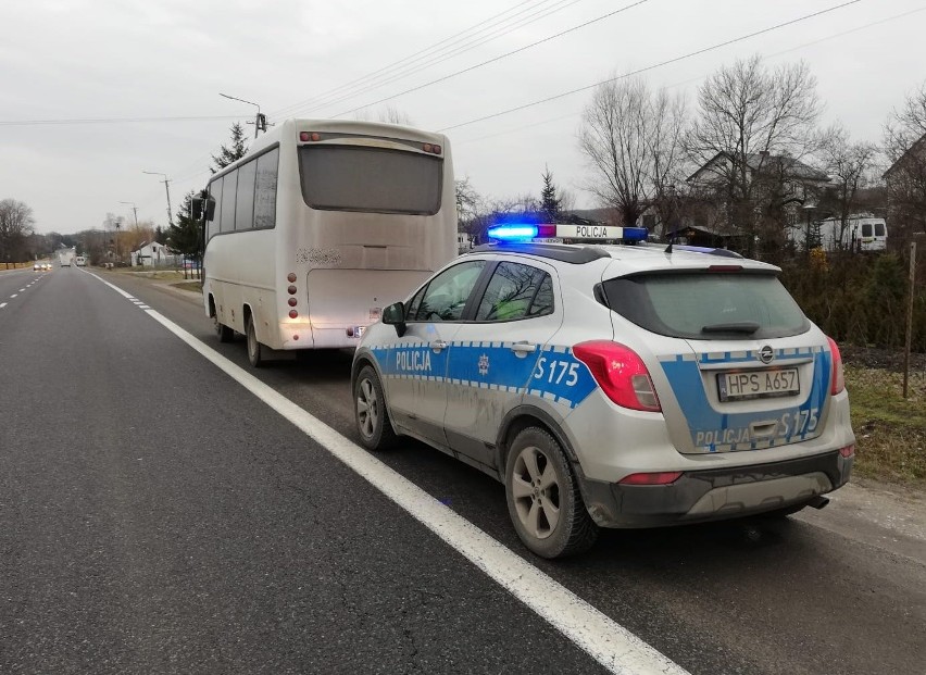 Busko: autobus z pękniętą szybą trafił na policyjny parking