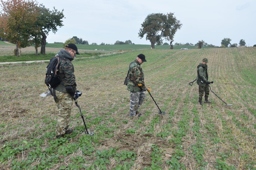 Poszukiwacze skarbów przeczesywali pola w gminie Koronowo w...