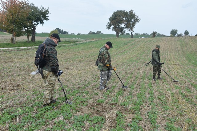 Poszukiwacze skarbów przeczesywali pola w gminie Koronowo w poszukiwaniu pamiątek po bitwie z Krzyżakami