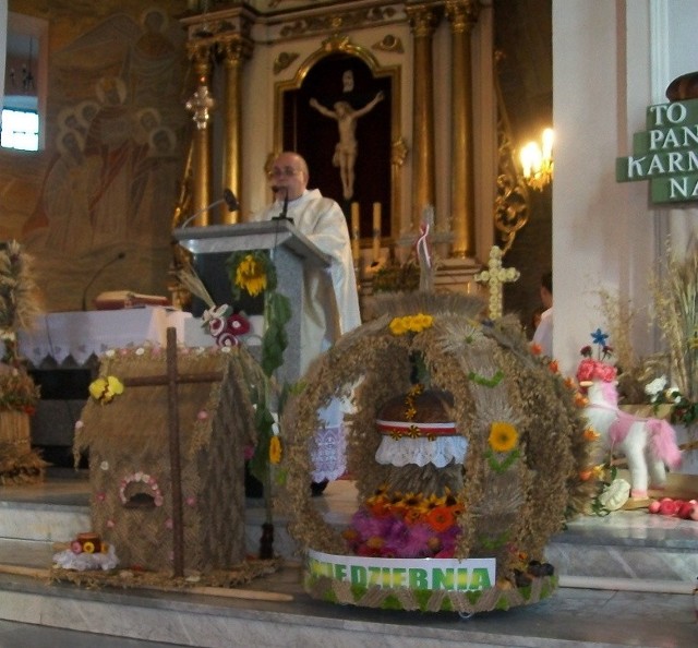 Dożynki rozpoczęła uroczysta msza dziękczynna w kościele parafialnym