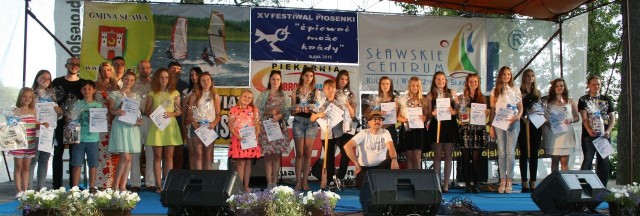 To prawda, śpiewać może każdy... Dziesięciu młodych atystów z całej Polski odebrało nagrody, a jedenastu wyróżnienia.