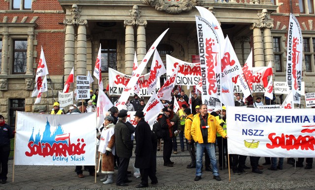 Przed urzędem powiewały transparenty związkowców z regionu słupskiego, koszalińskiego, gorzowskiego, dolnośląskiego, wielkopolskiego, łódzkiego. Przybyli pracownicy ZCh Police, ZEDO, MSR Gryfia, PKP Cargo i PKP Cargo Wagon, PŻM. Wały Chrobrego otoczone zostały ciągnikami protestujących rolników.