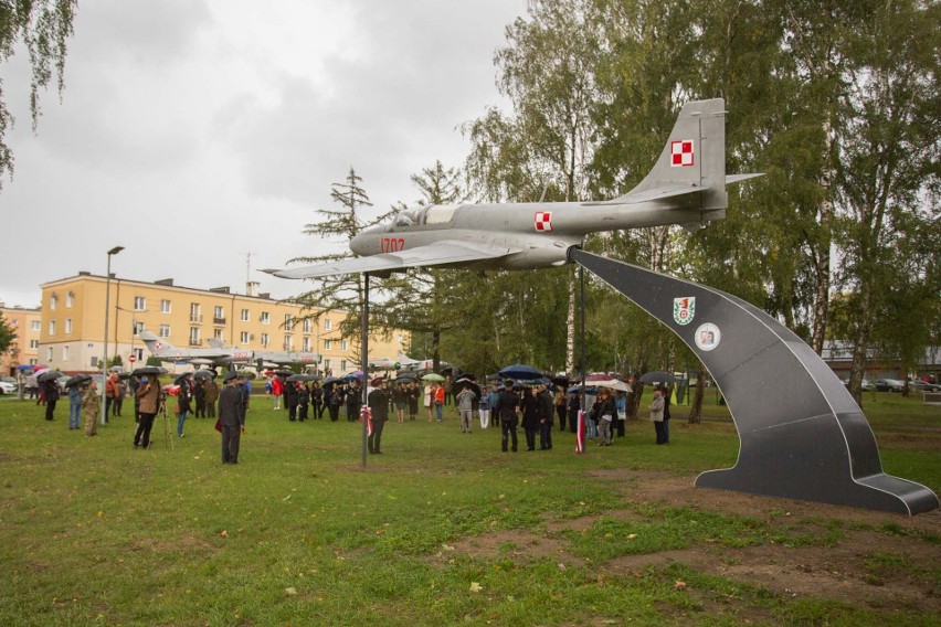 W Redzikowie odsłonięto kolejny samolot –pomnik.  Jubileusz pułku, który już nie istnieje