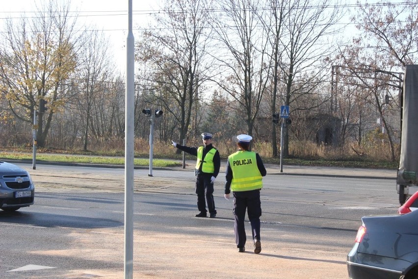 Wypadek karetki na Włókniarzy. 3 osoby ranne [ZDJĘCIA]