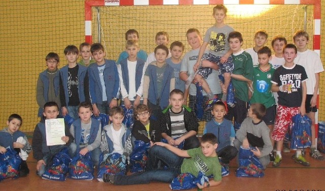 Chłopcy z klas 4-6 zagrali w turnieju halowej piłki nożnej.