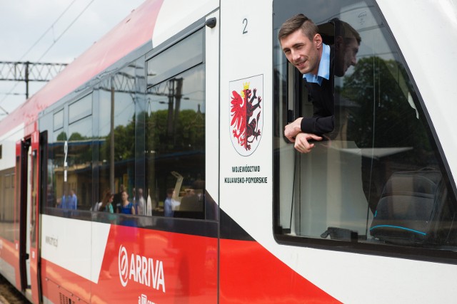 Nowoczesny tabor, wysoki standard usług i stabilna siatka połączeń - to wszystko mają zyskać podróżni. Województwo kujawsko-pomorskie prawdopodobnie będzie pierwszym w kraju, które ogłosi przetarg na kolejowe przewozy w regionie aż na 15 lat. Tylko ceny biletów wzrosną... Czytaj też:Pożar w Ciechocinku ZDJĘCIAStarówka i Motoarena nocą. Unikalne zdjęcia z dronaKobiety poszukiwane przez policję w Kujawsko-PomorskimBilety najpóźniej za 2 lata podrożeją, bo - jak dowiadujemy się od marszałkowskich urzędników - od 2010 roku taryfa wojewódzka jest niezmienna. Przy okazji nowego kontraktu należy więc spodziewać się podwyżek.