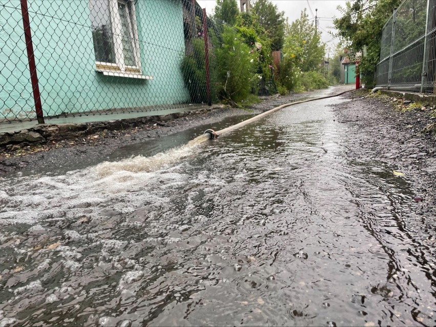 Podtopienia i połamane drzewa. Intensywne opady deszczu w woj. lubelskim nie ustępują. Ponad 100 interwencji strażaków