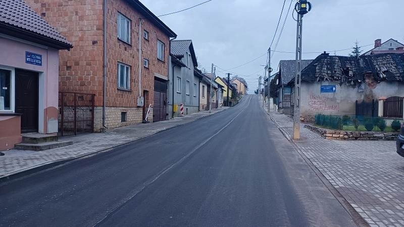 Trwa remont ulicy Małogoskiej w Chęcinach. Na ten cel pozyskano dofinansowanie. Jak idą prace? Zobacz zdjęcia