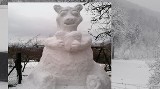 Wielki miś ze śniegu stanął w Małopolsce, w szczytnym celu. Nie przetrwa jednak odwilży