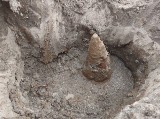 Granat moździerzowy wykopany podczas prac ziemnych w Dulczy Wielkiej. Wezwano saperów