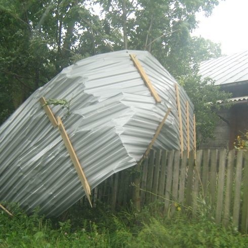 Blacha zerwana z dachu przez wiatr w Tyborach Wólce