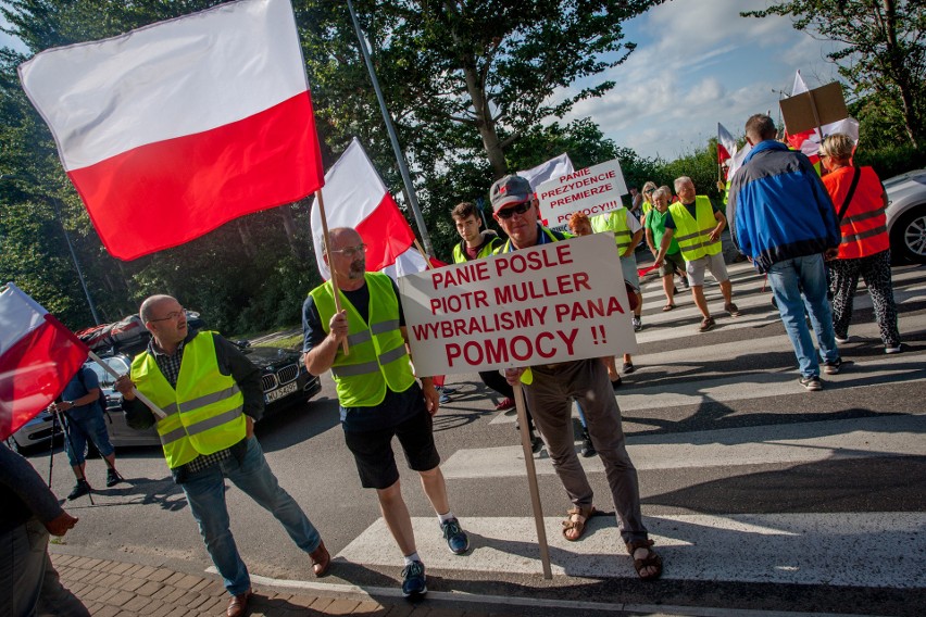 Protest armatorów wędkarskich jednostek we Władysławowie. Blokada wjazdu na Półwysep Helski. Zobaczcie zdjęcia i wideo!