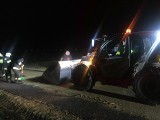 Strażacy usuwali zboże z drogi powiatowej w okolicach Grzegorza w gminie Chełmża