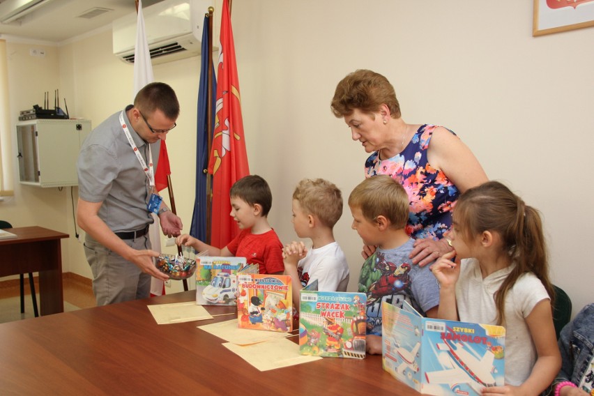 Mali czytelnicy z biblioteki w Laskowcu odwiedzili urząd...