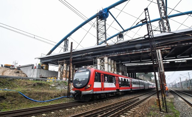 Nowy wiadukt już nasunięty. Wznoszenie konstrukcji odbywa się nad magistralą kolejową o dużym natężeniu ruchu.