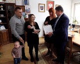 Pierwsza mieszkanka gminy Skaryszew z odwiedzinami w Urzędzie Miasta. Mała Pola otrzymała upominki, a rodzice list gratulacyjny