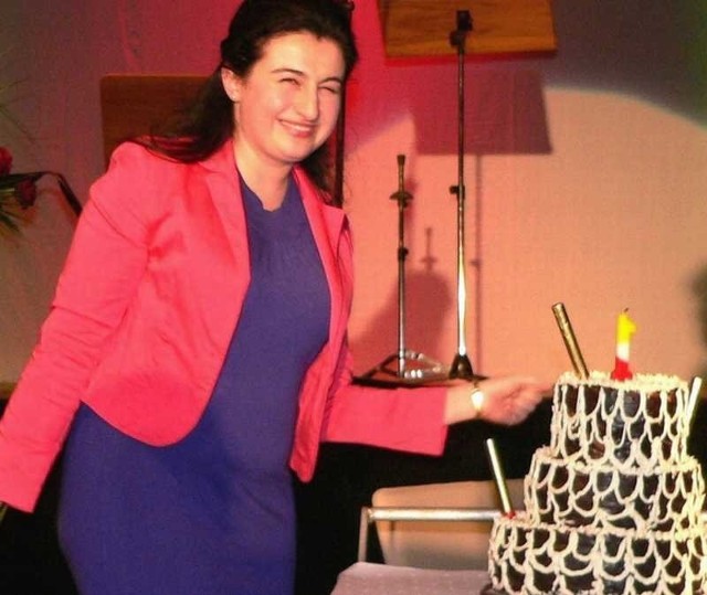 Dyrektor ECB Karolina Kępczyk zdmuchnęła świeczkę na urodzinowym torcie podczas niedzielnej gali w Pacanowie.