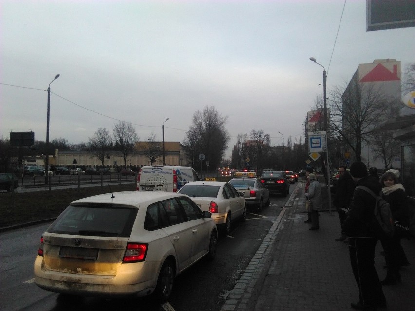 Korki na Borowskiej, drogowcy walczą z naprawą sygnalizacji...