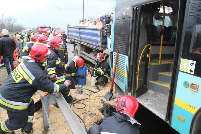 Ciężarówka uderzyła w autobus w Katowicach. Są ranni