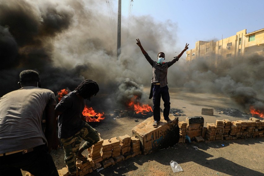 Sudan: Wojskowy zamach stanu [ZDJĘCIA] Armia przejęła władzę, zatrzymano rząd. Padły strzały do demonstrantów, są zabici i ranni