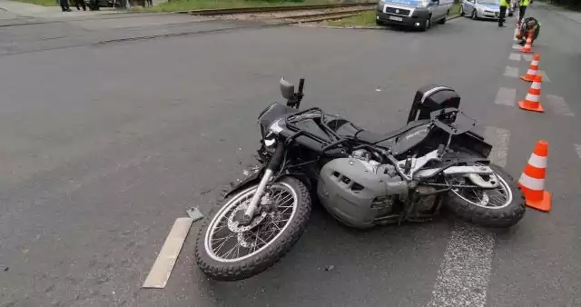 Wypadek z udziałem motocyklisty w Poznaniu. Kierowca samochodu uciekł z miejsca zdarzenia.