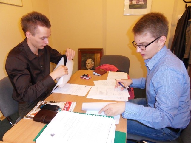 Grzegorz Łysakowski (z lewej) i Tomasz Starczewski - radni MRM przyjmowali wczoraj protokoły z głosowania w poszczególnych szkołach