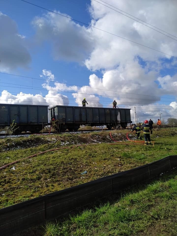 Pożar wagonów z węglem na stacji w Czyżewie. Zadysponowano pięć zastępów straży pożarnej [ZDJĘCIA]