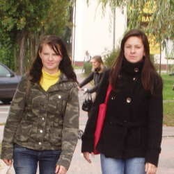 Uczennicom Sylwii Butler (z lewej) i Ani Szulc najbardziej podobają się w Ostrołęce miejskie skwerki. Obie dziewczyny lubią spacerować ulicami naszego miasta.