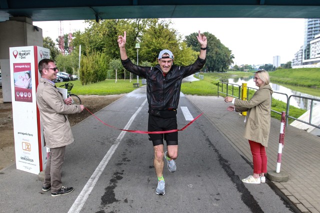Rafał Skowroński z Kolbuszowej przebiegł sto półmaratonów. Biegał codziennie przez 100 dni dla Podkarpackiego Hospicjum dla Dzieci