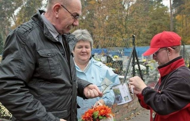 Podczas ubiegłorocznej zbiórki pieniędzy na ratowanie zapomnianych, grudziądzkich zabytków skarbonkę wolontariusza - Piotra Mrozińskiego zasilili państwo Urbańscy