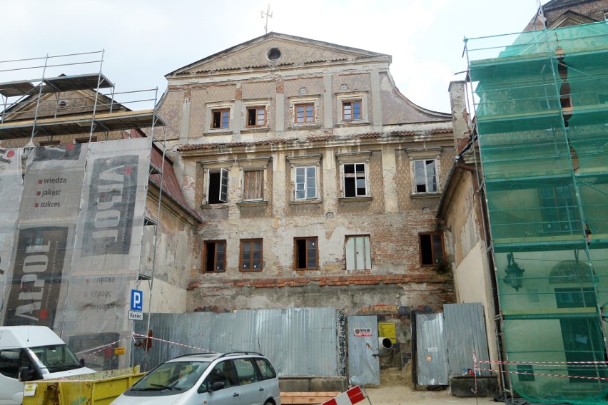 Kamienica Beaty Kozidrak do remontu. Prace na Starym Mieście w Lublinie blokują jednak...jerzyki. Zobacz zdjęcia