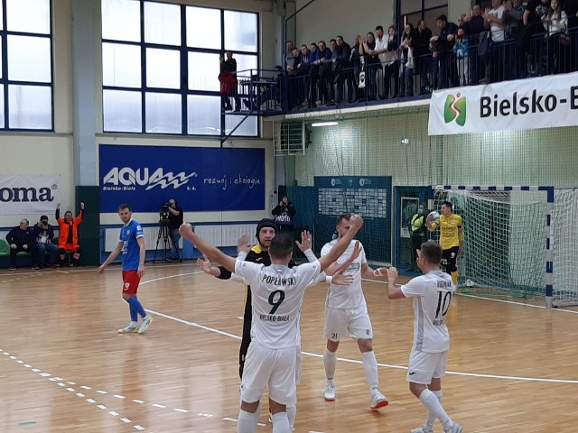 Piłkarze Rekordu cieszą się z pokonania Piasta i powrotu na pierwsze miejsce w tabeli Futsal Ekstraklasy