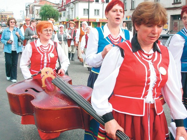 Tradycją jarmarków folklorystycznych w Drawsku Pomorskim jest przemarsz uczestników ulicami miasta ze śpiewem i muzyką. 