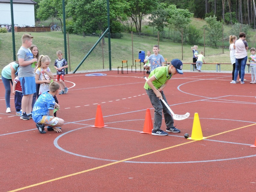 Dzieci wykonywały zadania sportowe. Nagrodą za zebrane...