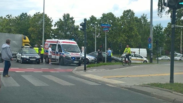 Wypadek na ul. Konstantynowskiej. Samochód uderzył w tramwaj