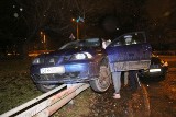 Wypadek na Mickiewicza. Pijana 30-latka straciła panowanie nad autem. Seat zawisł na barierach
