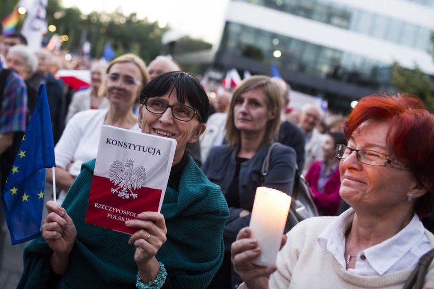 "Europo, nie odpuszczaj!" Protest w obronie sądów w Krakowie