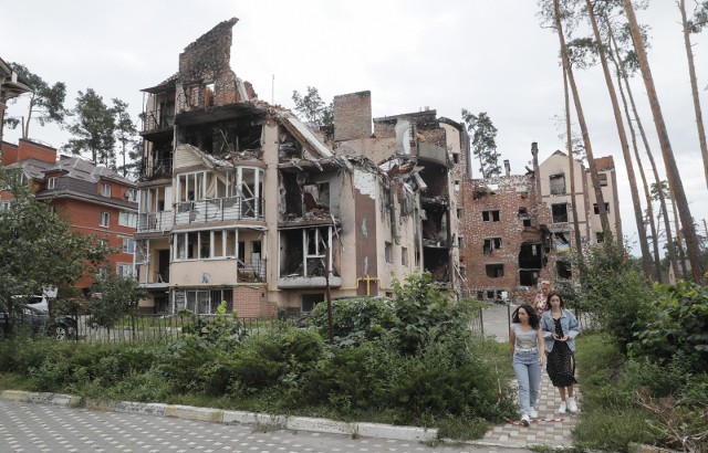 Rosjanie ostrzelali obwód nikopolski i dnietropietrowski (na zdjęciu zniszczenia w okolicach Kijowa)