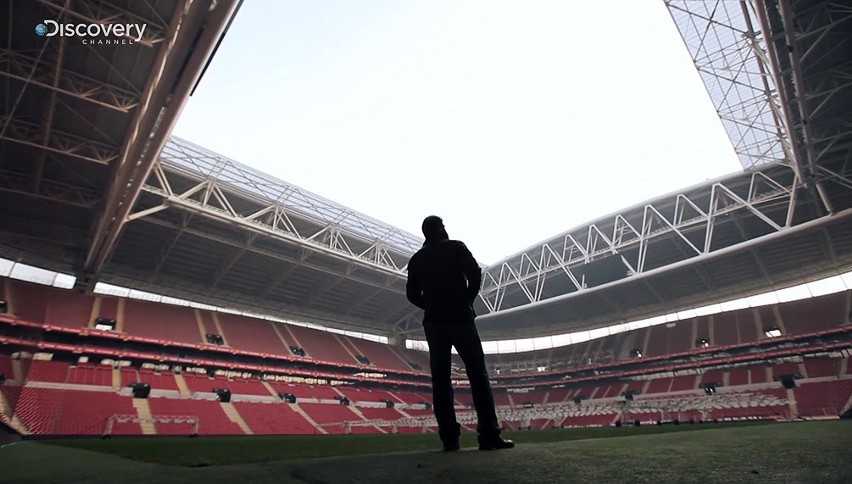 "Stadiony świata według Érica Cantony" - Stambuł. Legenda piłki nożnej zwiedza stadion Galatasaray i Fenerbahçe [WIDEO+ZDJĘCIA]