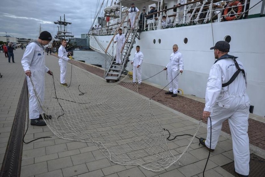 Dar Młodzieży wpłynął do portu w Gdyni