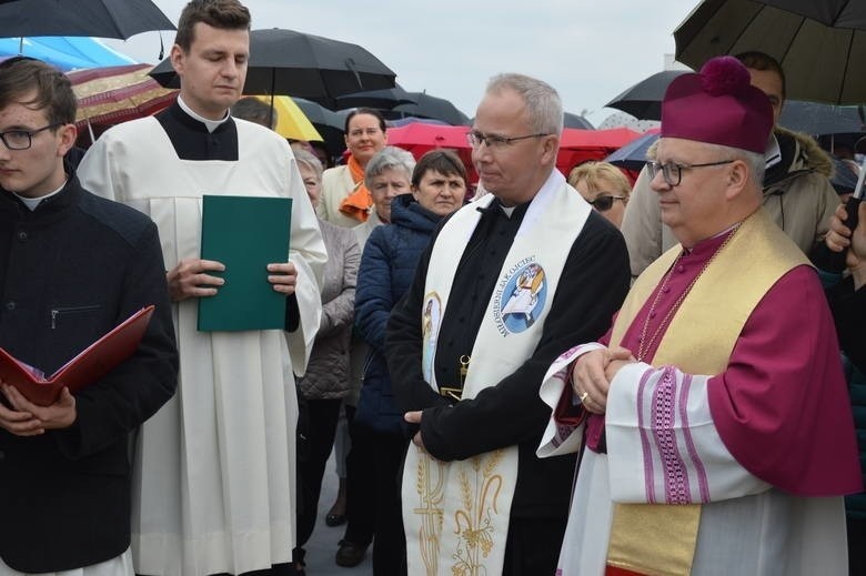 Kardynał Dziwisz przekazał dary dla parafii św. Jana Pawła II w Opolu