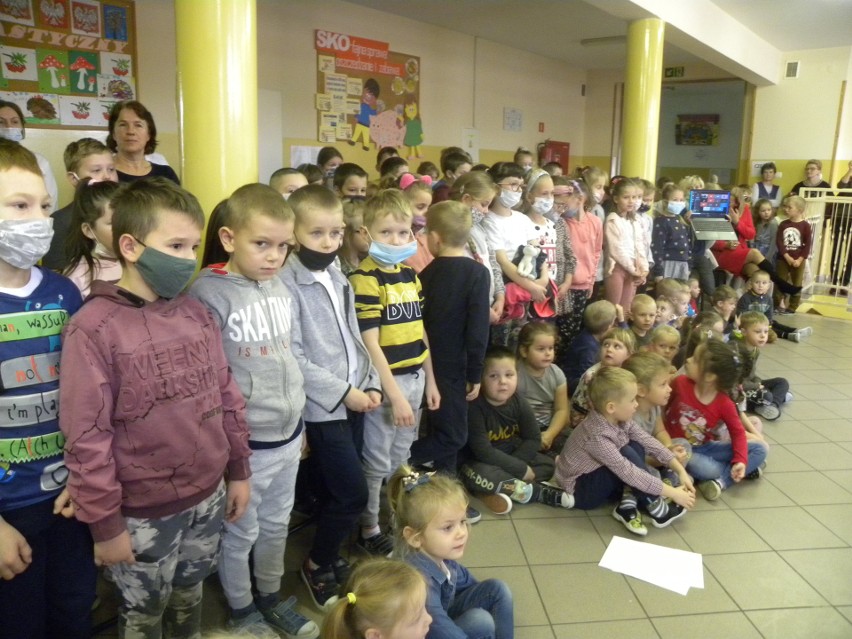 Pasowanie na czytelnika najmłodszych uczniów z Iwanisk. Wypożyczyli swoje pierwsze książki (ZDJĘCIA)